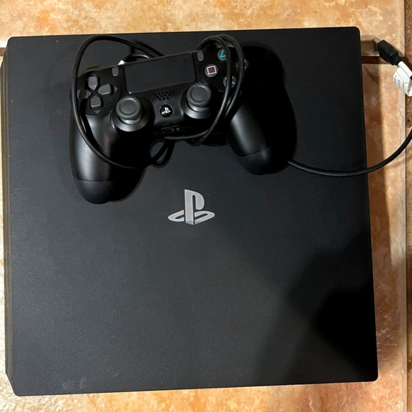 Play station 4 with controller - Picture 1 of 1
